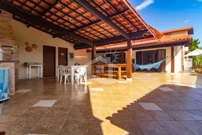 Casa - Sobrado com 5 dormitórios (sendo 4 suite(s)) a 300,00 metros praia.