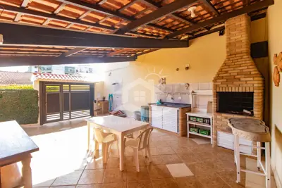 Casa - Sobrado com 5 dormitórios (sendo 4 suite(s)) a 300,00 metros praia.