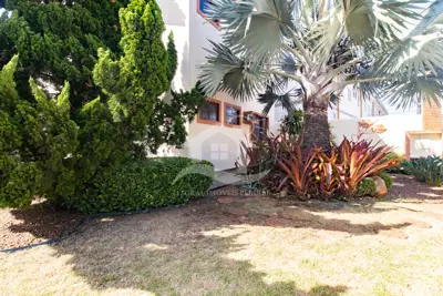 Casa - Sobrado com 5 dormitórios (sendo 4 suite(s)) a 300,00 metros praia.