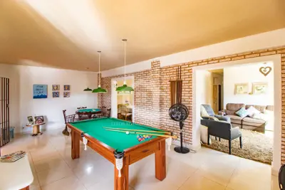 Casa - Sobrado com 5 dormitórios (sendo 4 suite(s)) a 300,00 metros praia.