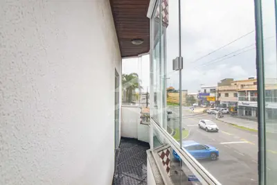 Apartamento - Amplo com 3 dormitórios (sendo 1 suite(s)) a 500,00 metros praia.