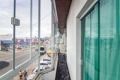 Apartamento - Amplo com 3 dormitórios (sendo 1 suite(s)) a 500,00 metros praia.