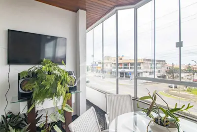 Apartamento - Amplo com 3 dormitórios (sendo 1 suite(s)) a 500,00 metros praia.