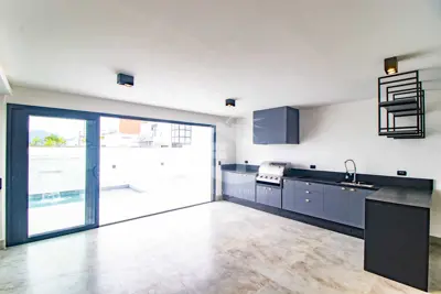 Casa - Sobrado Novo com 5 dormitórios (sendo 5 suite(s)) a 1000,00 metros praia.