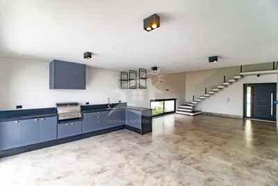 Casa - Sobrado Novo com 5 dormitórios (sendo 5 suite(s)) a 1000,00 metros praia.