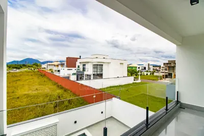 Casa - Sobrado Novo com 5 dormitórios (sendo 5 suite(s)) a 1000,00 metros praia.