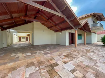 Casa - Sobrado com 6 dormitórios (sendo 3 suite(s)) a 71,00 metros praia.
