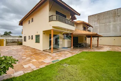 Casa - Sobrado com 6 dormitórios (sendo 3 suite(s)) a 71,00 metros praia.