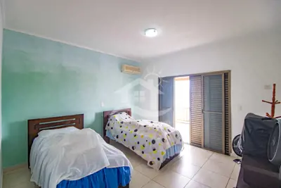 Casa - Sobrado com 6 dormitórios (sendo 3 suite(s)) a 71,00 metros praia.