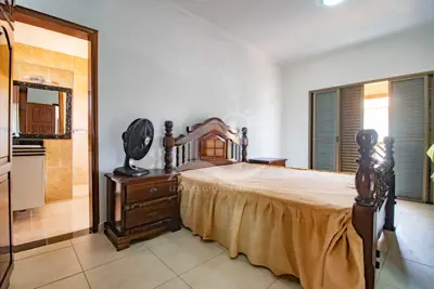 Casa - Sobrado com 6 dormitórios (sendo 3 suite(s)) a 71,00 metros praia.