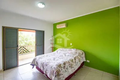 Casa - Sobrado com 6 dormitórios (sendo 3 suite(s)) a 71,00 metros praia.