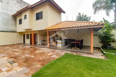 Casa - Sobrado com 6 dormitórios (sendo 3 suite(s)) a 71,00 metros praia.