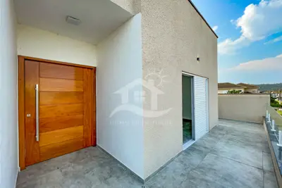 Casa - Sobrado Novo com 5 dormitórios (sendo 5 suite(s)) a 1200,00 metros praia.