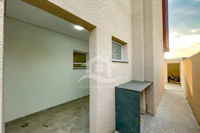 Casa - Sobrado Novo com 5 dormitórios (sendo 5 suite(s)) a 1200,00 metros praia.