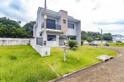 Casa - Assobradada com 4 dormitórios (sendo 3 suite(s)) a 1000,00 metros praia.