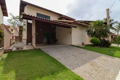 Casa - Sobrado com 4 quartos (sendo 2 suite(s)) a 1,90 metros praia.