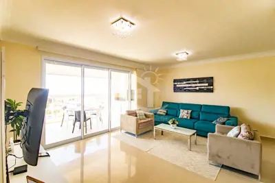 Apartamento - Amplo com 3 dormitórios (sendo 2 suite(s)) a 400,00 metros praia.
