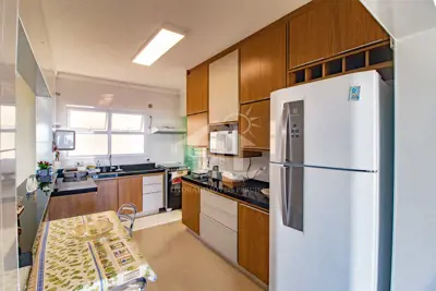Apartamento - Amplo com 3 dormitórios (sendo 2 suite(s)) a 400,00 metros praia.