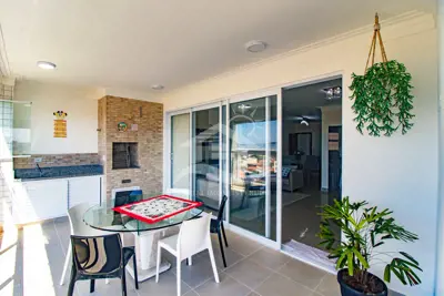 Apartamento - Amplo com 3 dormitórios (sendo 2 suite(s)) a 400,00 metros praia.