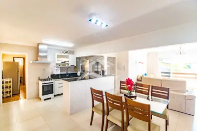 Apartamento - Amplo com 3 dormitórios (sendo 1 suite(s)) a 300,00 metros praia.