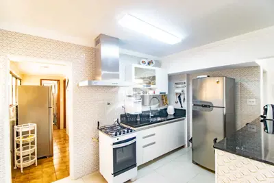 Apartamento - Amplo com 3 dormitórios (sendo 1 suite(s)) a 300,00 metros praia.