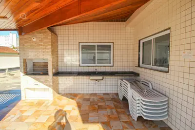 Apartamento - Amplo com 2 dormitórios (sendo 1 suite(s)) a 400,00 metros praia.