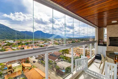 Apartamento - Amplo com 2 dormitórios (sendo 1 suite(s)) a 400,00 metros praia.