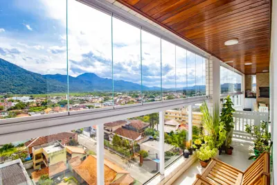 Apartamento - Amplo com 2 dormitórios (sendo 1 suite(s)) a 400,00 metros praia.