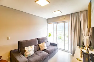 Apartamento - Amplo com 2 dormitórios (sendo 1 suite(s)) a 400,00 metros praia.