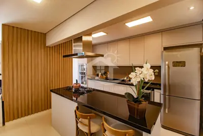 Apartamento - Amplo com 2 dormitórios (sendo 1 suite(s)) a 400,00 metros praia.