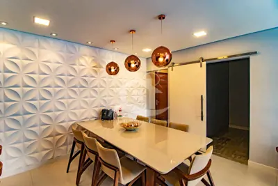 Apartamento - Amplo com 2 dormitórios (sendo 1 suite(s)) a 400,00 metros praia.