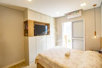 Apartamento - Amplo com 2 dormitórios (sendo 1 suite(s)) a 400,00 metros praia.