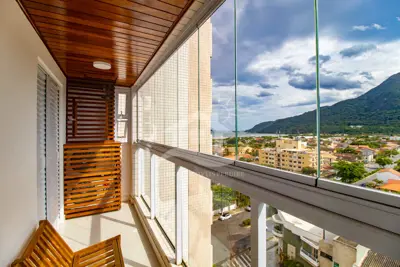 Apartamento - Amplo com 2 dormitórios (sendo 1 suite(s)) a 400,00 metros praia.