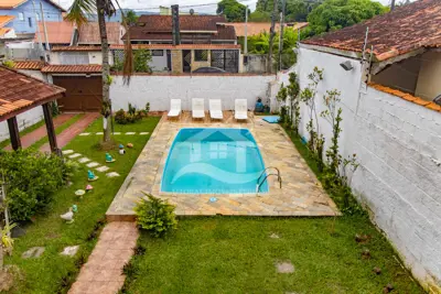 Casa - Sobrado com 3 quartos (sendo 1 suite(s)) a 800,00 metros praia.