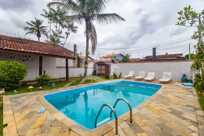 Casa - Sobrado com 3 quartos (sendo 1 suite(s)) a 800,00 metros praia.