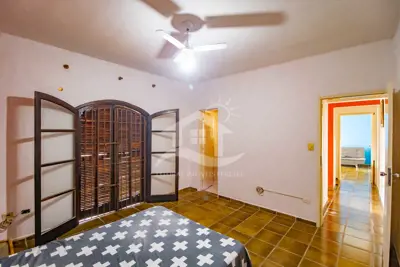Casa - Sobrado com 3 quartos (sendo 1 suite(s)) a 800,00 metros praia.