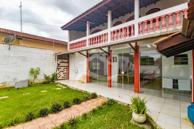 Casa - Sobrado com 3 quartos (sendo 1 suite(s)) a 800,00 metros praia.