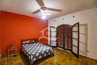 Casa - Sobrado com 3 quartos (sendo 1 suite(s)) a 800,00 metros praia.