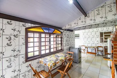 Casa - Sobrado com 3 quartos (sendo 1 suite(s)) a 800,00 metros praia.