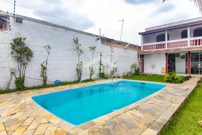 Casa - Sobrado com 3 quartos (sendo 1 suite(s)) a 800,00 metros praia.