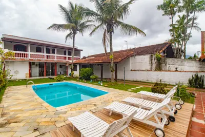 Casa - Sobrado com 3 quartos (sendo 1 suite(s)) a 800,00 metros praia.