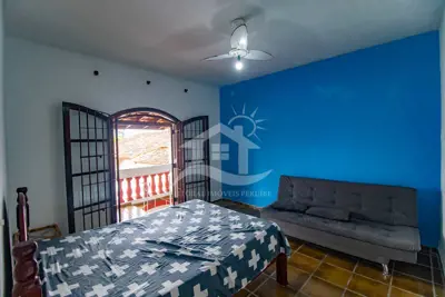 Casa - Sobrado com 3 quartos (sendo 1 suite(s)) a 800,00 metros praia.