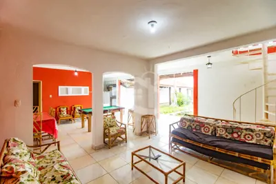 Casa - Sobrado com 3 quartos (sendo 1 suite(s)) a 800,00 metros praia.