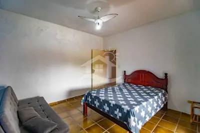 Casa - Sobrado com 3 quartos (sendo 1 suite(s)) a 800,00 metros praia.