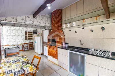 Casa - Sobrado com 3 quartos (sendo 1 suite(s)) a 800,00 metros praia.