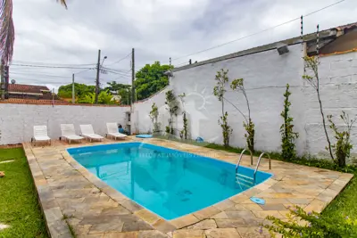 Casa - Sobrado com 3 quartos (sendo 1 suite(s)) a 800,00 metros praia.