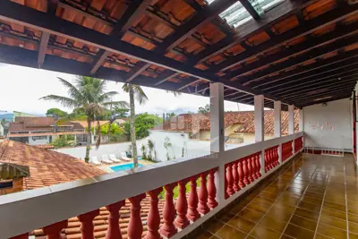 Casa - Sobrado com 3 quartos (sendo 1 suite(s)) a 800,00 metros praia.