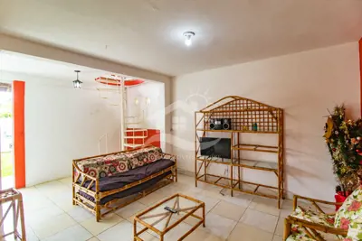 Casa - Sobrado com 3 quartos (sendo 1 suite(s)) a 800,00 metros praia.