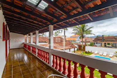 Casa - Sobrado com 3 quartos (sendo 1 suite(s)) a 800,00 metros praia.