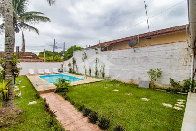 Casa - Sobrado com 3 quartos (sendo 1 suite(s)) a 800,00 metros praia.